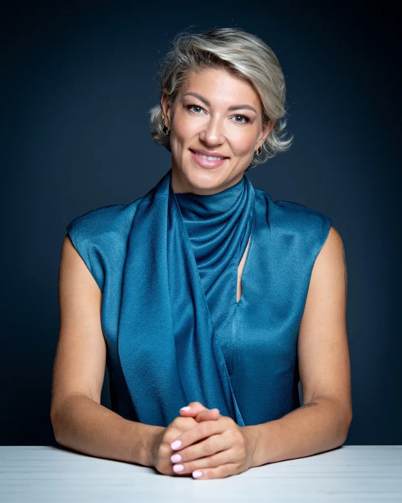 Retrato de Mariana Zhytariuk con blusa azul en una sesión de fotografía.