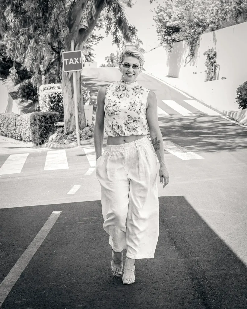 Retrato editorial en blanco y negro de Mariana Zhytariuk caminando por una calle.