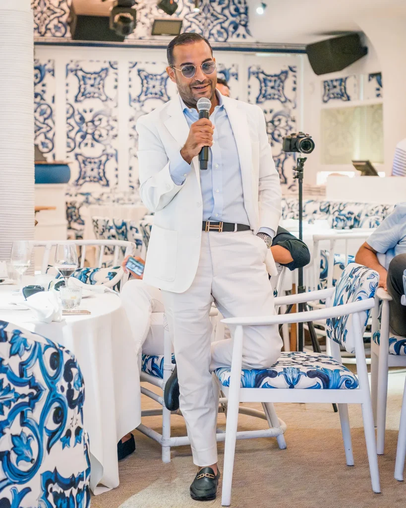 Retrato de Kabir Sukhwani hablando con un micrófono en un evento en un restaurante de lujo de Marbella.