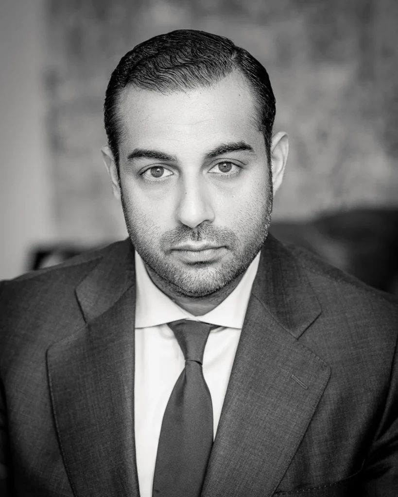 Retrato en blanco y negro de Kabir Sukhwani con traje y corbata.